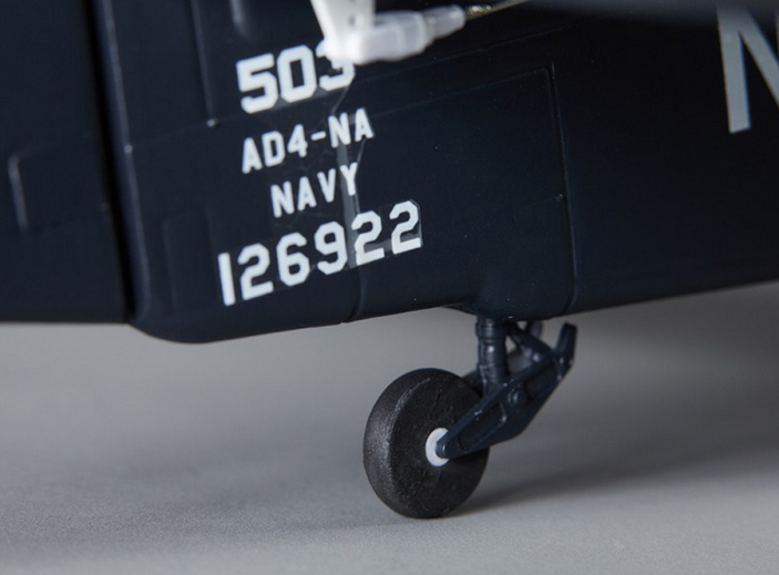 Warbird A1 Skyraider bleu PNP 750mm Derbee Warbird